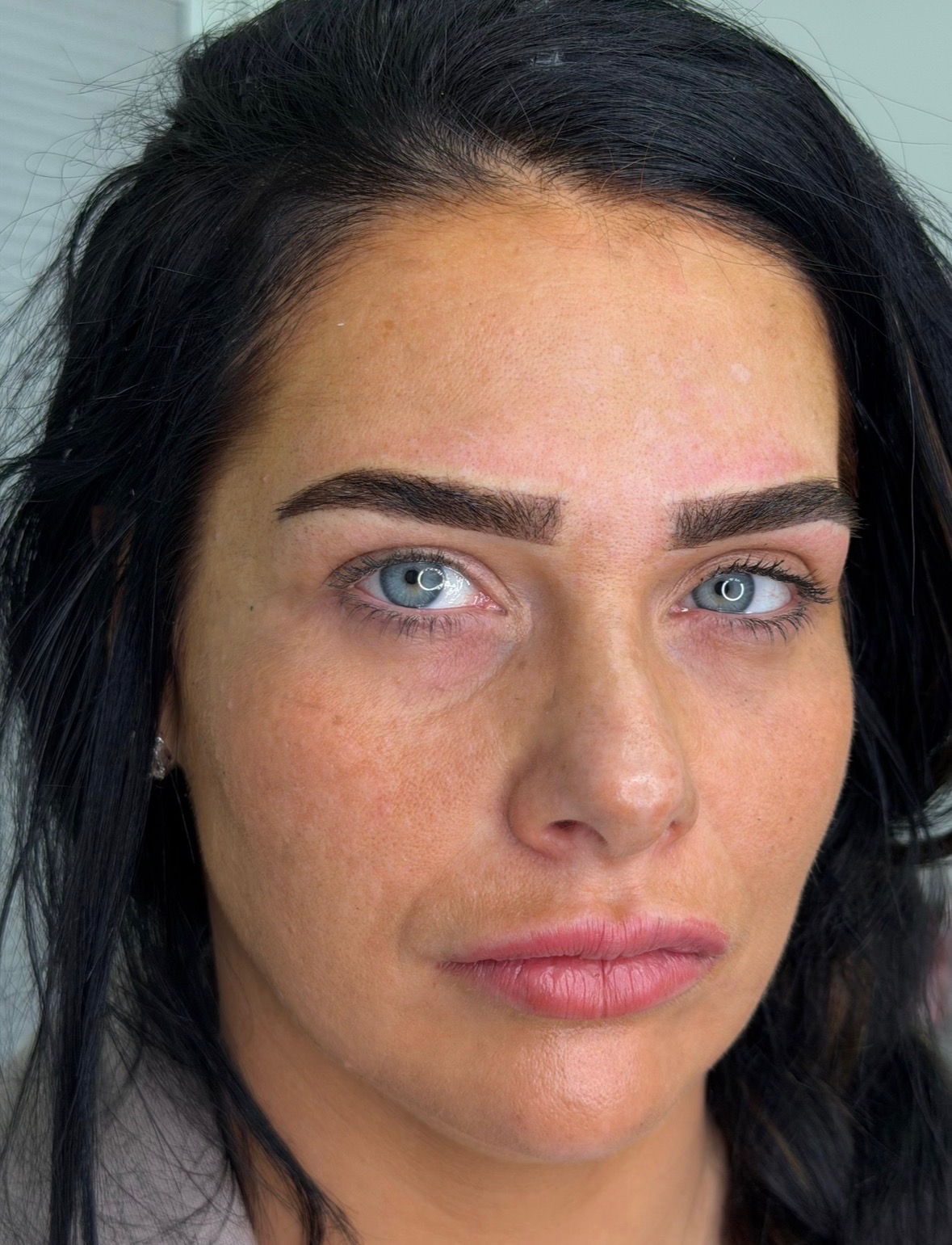 Natural defined ombré brows on a client after treatment